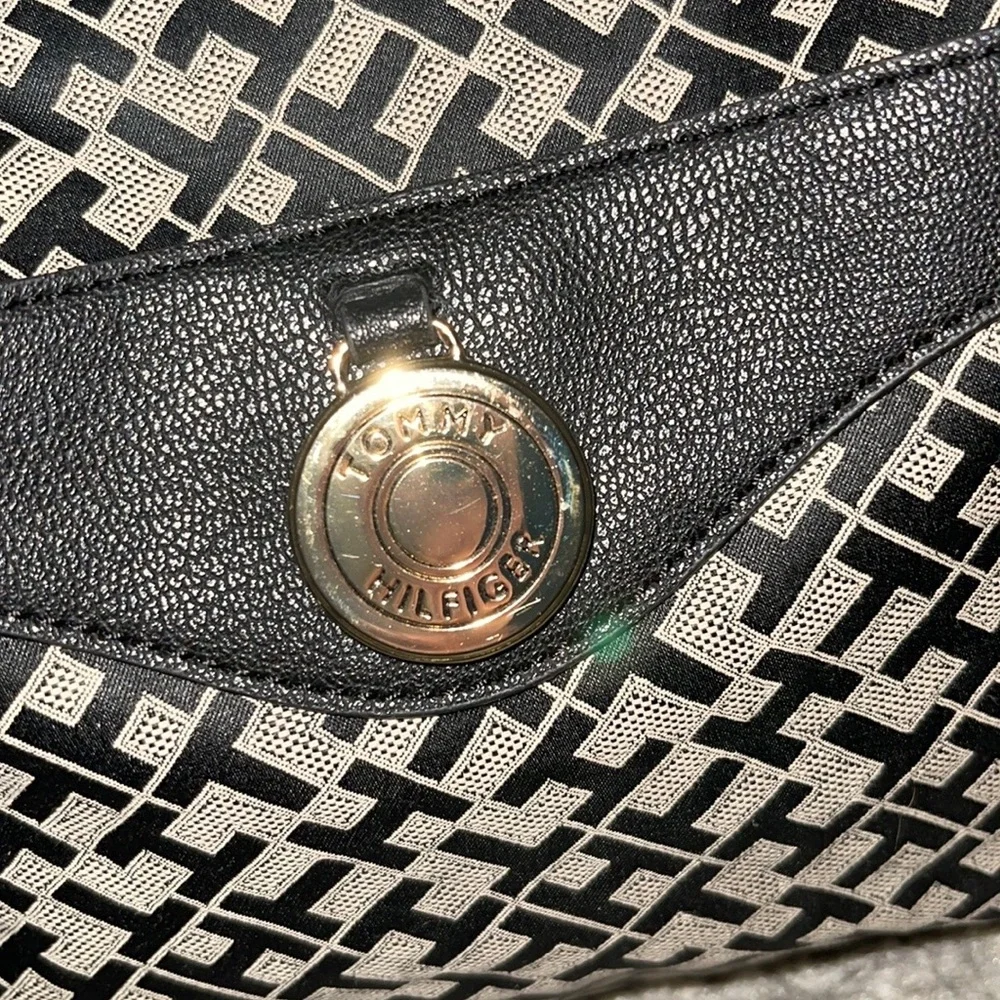 Tommy Hilfiger Logo Black Leather Bag w/deep front outer pocket
